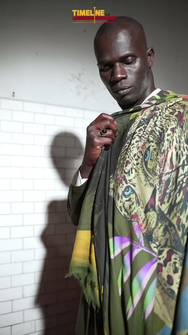Un modello con un cappotto a fantasia